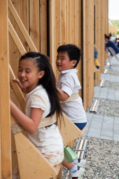 Due bambini si dondolano sulle altalene a disposizione dei visitatori: oscillando trasformano la loro energia cinetica in energia elettrica
